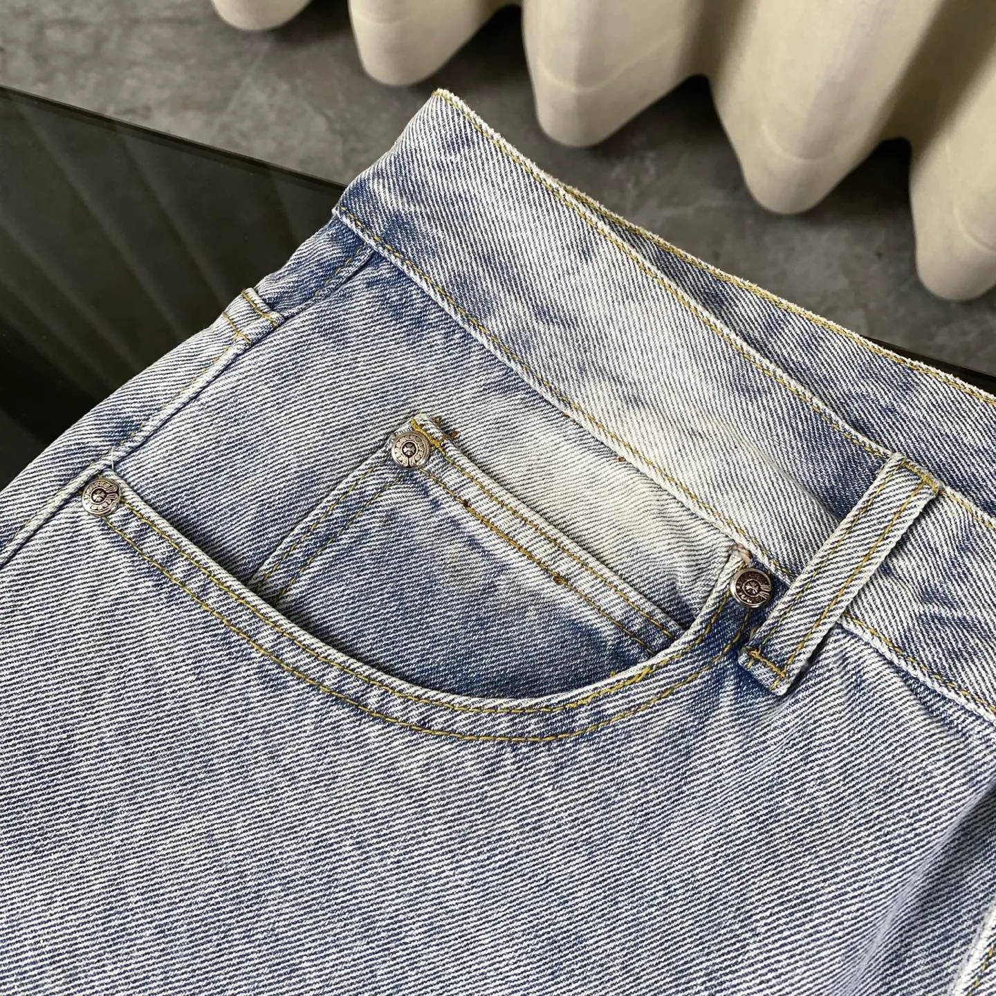 🅿️240 The correct version of Chroe Hets CH black leather jeans, priced at 4W level, patchwork cross pattern embellishment, high-waisted washed jeans! ! Absolutely high-end luxury products, 1.9W level god-level single products, super popular products, built with top heavy industry, a magic weapon that cannot be missed [About Zangyin] This is an extremely luxurious fashion brand that can also be called the aristocrats of the high street. It has always been an exclusive brand for some hipsters or rich second generations. Compared with ordinary high streets, it is more luxurious and noble. Compared with luxury brands, it has a more fashionable personality and has always been a brand that I have a special liking for. A6632 [Top heavy industry fashionable design] Consistently high-street luxury style creation. Speaking of this style, the Zangyin family and GU family are definitely the leading representative brands. Especially the Zangyin family has really achieved a state-of-the-art effect in creating high-street style. The color system of this model is made of unique washed materials. It is already quite eye-catching. It is decorated with pink patchwork cross flowers, which cleverly highlights the charm of the brand. Secondly, this model uses classic The classic high-waist cutting design highlights the long legs and the fashionable temperament of the upper body. The brand is highly recognizable and the slim fit configuration is more suitable for daily wear. This product is a product that interprets personality, fashion, and specifications at a glance. This single product is enough to make any fan excited. It can be a white T-shirt for youthful preppy style, or a tight sling for royal lady style. It has strong matching ability and can be easily controlled by men.  [Material and craftsmanship] Needless to say, this point goes without saying. As an excellent craftsman brand, Zangyin has really perfect requirements for details and craftsmanship. The washed color of this model has gone through so many processes, not to mention the embellishment of the denim appliqués. It is also purely handmade and sewn. Just like what they believe in, only handmade things have soul and have the meaning of wear. A top-notch heavy-duty fashionable denim item, I look forward to your perfect interpretation! ! 28-34 corresponds to S-XL